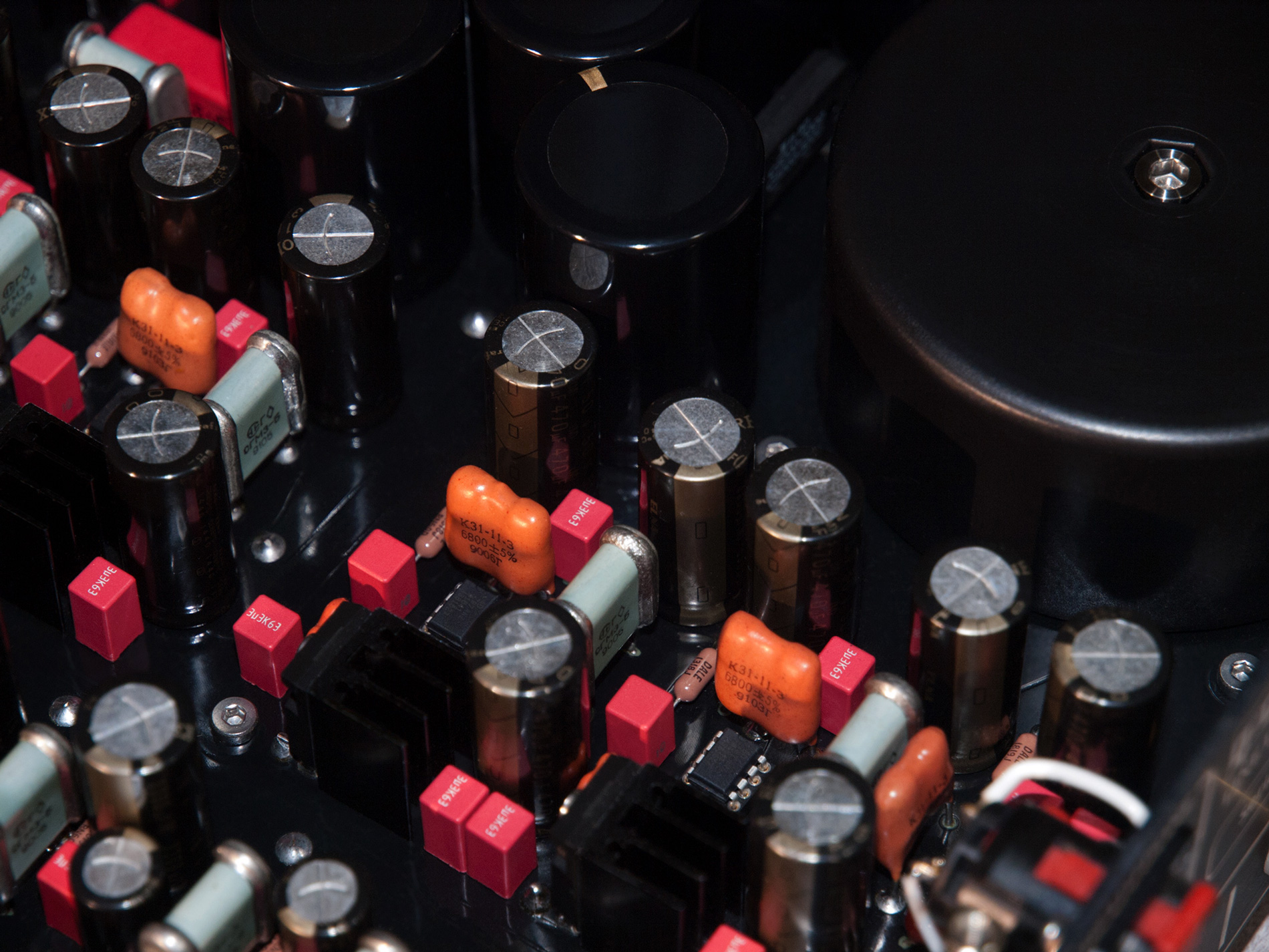 Power MOSFET Transistoren von International Rectifier versorgen die Audio-Kanäle getrennt geregelt mit Strom | qed-audio High End Vorverstärker TRACE